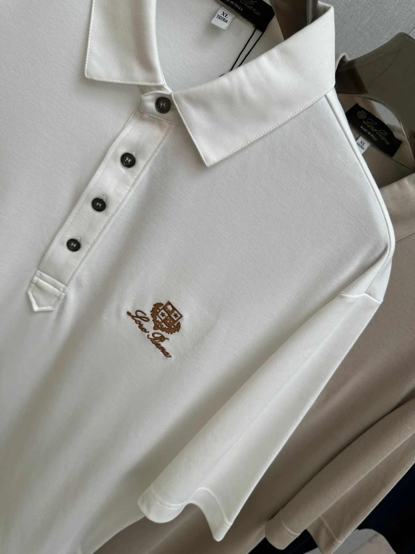 Spring and summer New Arrival's first counter is the latest New Arrival lapel short-sleeve, refreshing and breathable. Premium customized design, avant-garde and fashionable! The brand logo is designed with heavy craftsmanship. It feels soft. It is comfortable to wear. It has exquisite counter-level stitching. It has fine workmanship. The upper body effect is incomparably handsome! A must-have item for a stylish man! Sizes:M-3XL